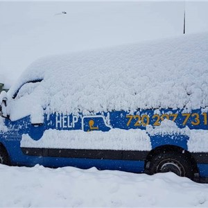 I když vůz Helpdriver pokryje vrstva sněhu, telefonní číslo je stále viditelné :)